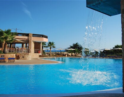 Panoramatický bazén LA CASCATA, Isola Rossa, Sardinie