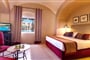 Hotel Jaz Makadi Oasis Resort: fotografie vybavení exteriérů a interiérů ubytování.