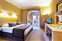 Hotel Jaz Makadi Oasis Resort: fotografie vybavení exteriérů a interiérů ubytování.