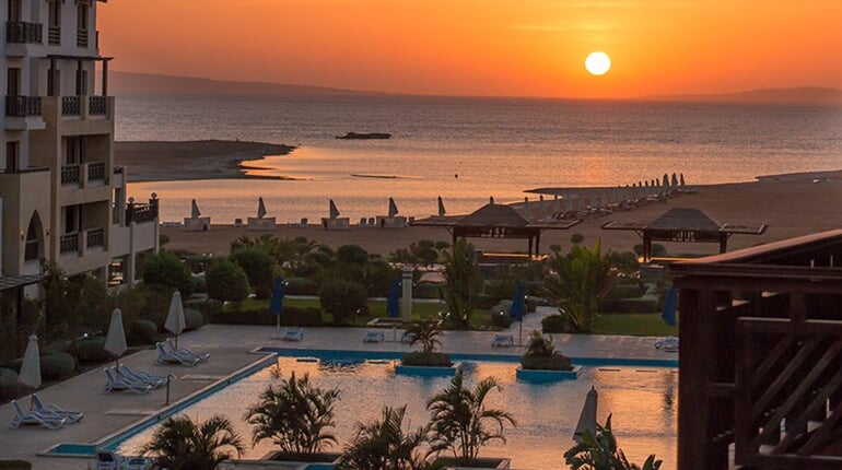 Hotel Gravity & Aqua Park Hurghada (ex Samra Bay): fotografie vybavení exteriérů a interiérů ubytování.