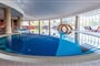 vnitřní hotelový bazén