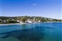 Pohled od moře na hotel, Maladroxia, Sardinie