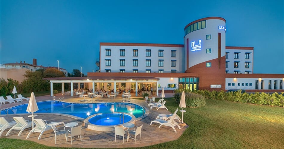 Pohled na hotel a bazén, Carbonia, Sardinie