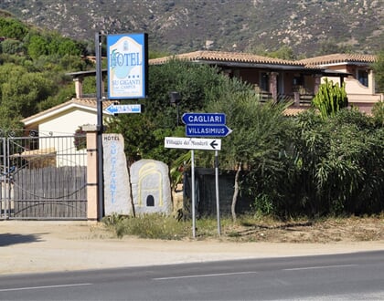 Vjezd do hotelu, Villasimius, Sardinie