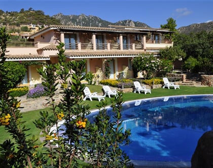 Exteriér hotelové budovy s bazénem, Villasimius, Sardinie