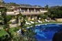 Exteriér hotelové budovy s bazénem, Villasimius, Sardinie