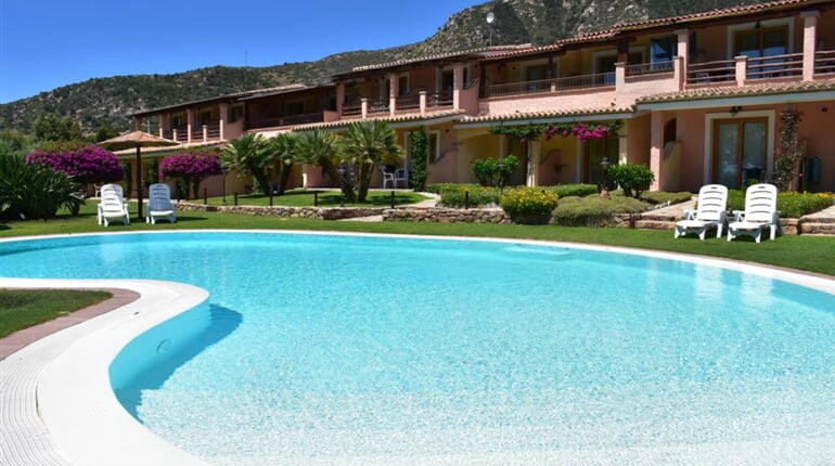 Bazén, Villasimius, Sardinie