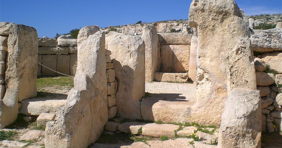 Malta- Mnajdra, megalitický chrám, cca 3.400 př.n.l.
