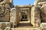 Malta - Mnajdra, průhled při rovnodennosti, archeoastronomické poznatky lze přímo vidět