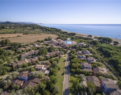 Panoramatický pohled na vilky s pokoji, Marina di Cardedu, Sardinie