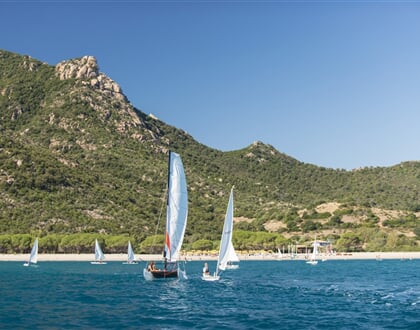 Panorama pláže s plachetnicemi, Marina di Cardedu, Sardinie