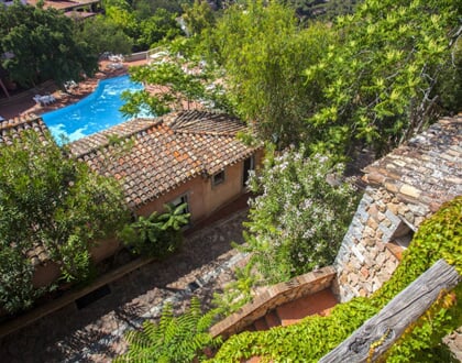 Bazén Borgo z ptačí perspektivy, Arbatax, Sardinie