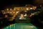 Noční pohled na hotel a bazén, Capo Testa - Santa Teresa, Sardinie