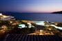 Noční pohled na hotel a moře, bazén, Capo Testa - Santa Teresa, Sardinie