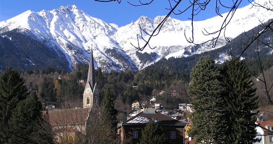 Rakousko - Tyrolsko - Innsbruck, hlavní město Tyrolsjka, leží na řece Inn a nad ním se zdvíhají zasněžené štíty Alp