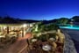 Noční pohled na bar a bazén, Porto Cervo, Costa Smeralda, Sardinie