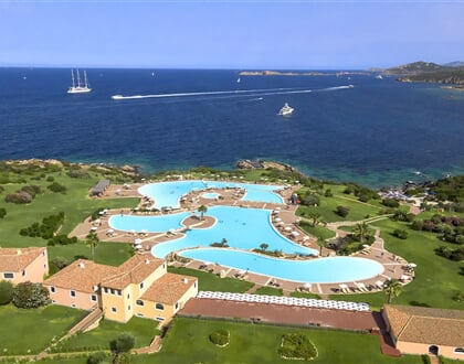 Letecký pohled od hotelu, Porto Cervo, Costa Smeralda, Sardinie