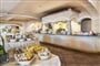 Buffetová snídaně, Porto Cervo, Costa Smeralda, Sardinie