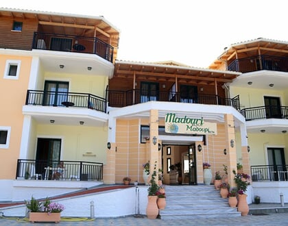 Aparthotel Madouri Beach: fotografie vybavení exteriérů a interiérů ubytování.