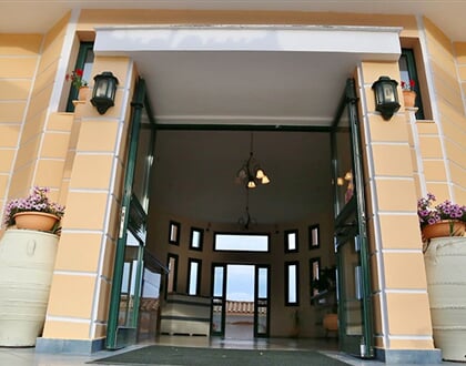 Aparthotel Madouri Beach: fotografie vybavení exteriérů a interiérů ubytování.