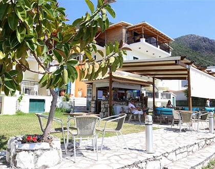 Aparthotel Madouri Beach: fotografie vybavení exteriérů a interiérů ubytování.