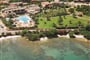 Letecký pohled na hotel a moře, Cannigone, Sardinie