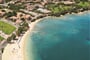 Letecký pohled na moře a pláž, Cannigone, Sardinie
