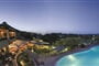 Panoramatický pohled na bazén, restauraci a moře, Cannigone, Sardinie