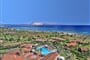 Pohled na hotel směrem k moři, San Teodoro, Sardinie, Itálie