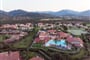 Letecký pohled na panorama hotelu s horami v pozadí, San Teodoro, Sardinie, Itálie