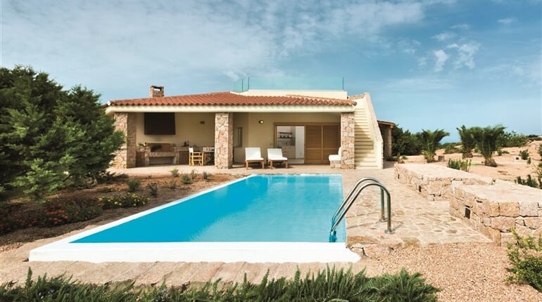 Vila ROMASINU s výhledem na moře a privátním bazénem, Isola Rossa, Sardinie, Itálie
