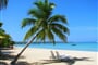 Jamajka_Beach chairs on tropical white sand beach, Negril, Jamaica_shutterstock_99849572
