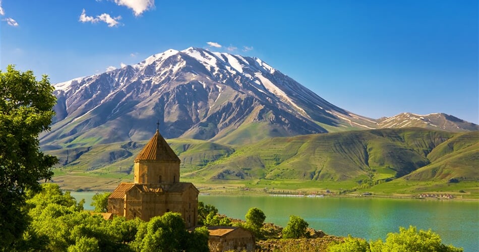 Poznávací zájezd do Turecka - ostrov Akdamar na jezeře Van a v pozadí sopka Mount Cadir