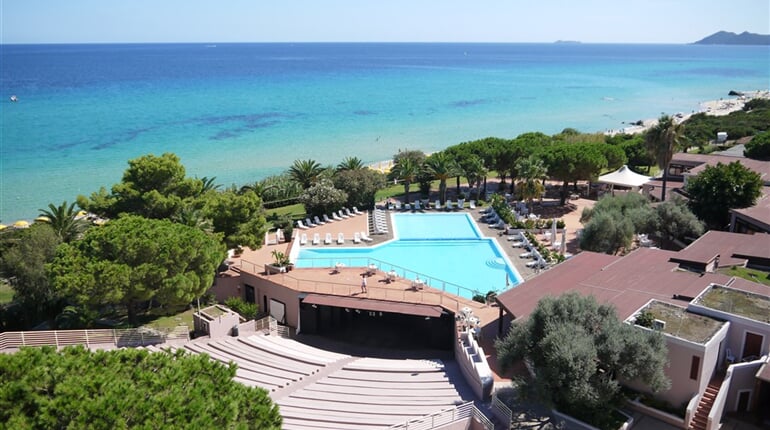 Amfiteátr a bazén, Costa Rei, Sardinie, Itálie