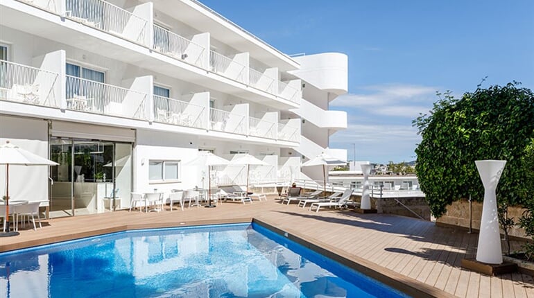 Hotel Tora: fotografie vybavení exteriérů a interiérů ubytování.