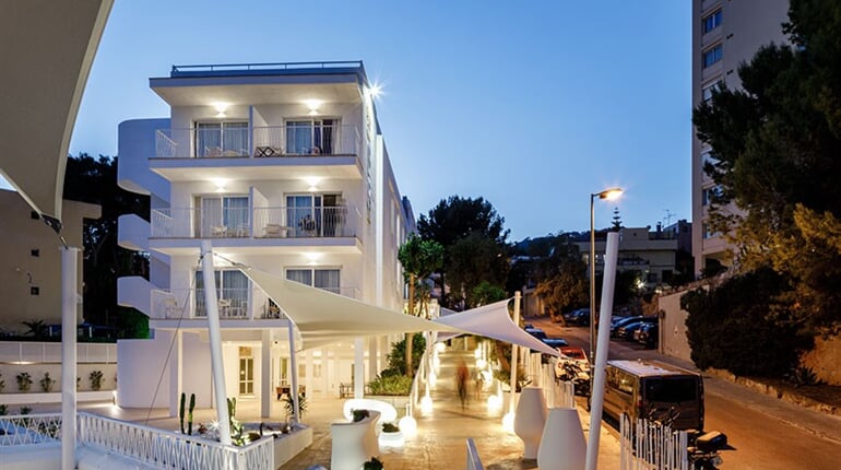 Hotel Tora: fotografie vybavení exteriérů a interiérů ubytování.