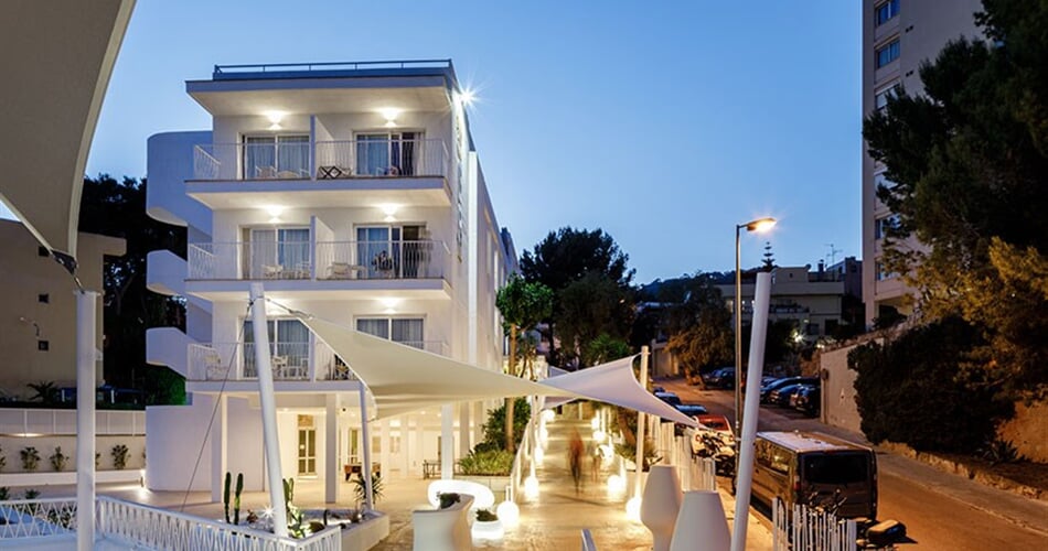 Hotel Tora: fotografie vybavení exteriérů a interiérů ubytování.