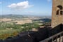 Itálie - Montepulciano, kouzelná krajina kolem městečka střídá pole, lesíky a vinice