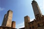 Itálie, Toskánsko - San Gimignano, rodové věže, vpravo věž Palazza Vecchio, nejstarší ve městě