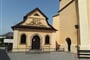 Polsko - kostnice v Čermné, postavená 1776 českým knězem V.Tomáškem, stěny kaple pokryty 3.000 lebek
