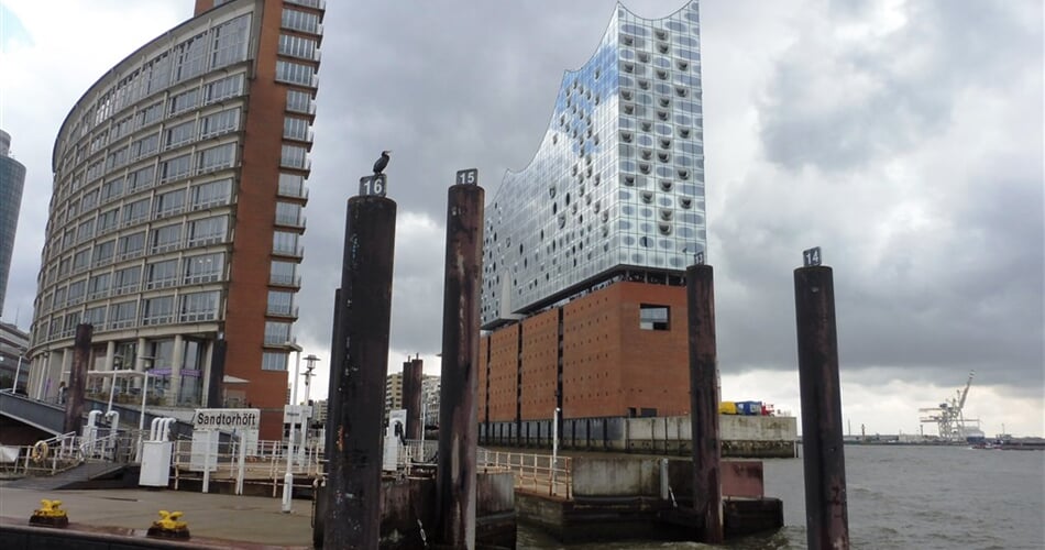 Německo - Hamburk - budova Elbphilharmonie, 2007-17, uvnitř koncertní sály, hotel, byty