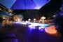 Bazén pokoje SUITE EXECUTIVE - večerní atmosféra, Santa Margherita di Pula, Sardinie