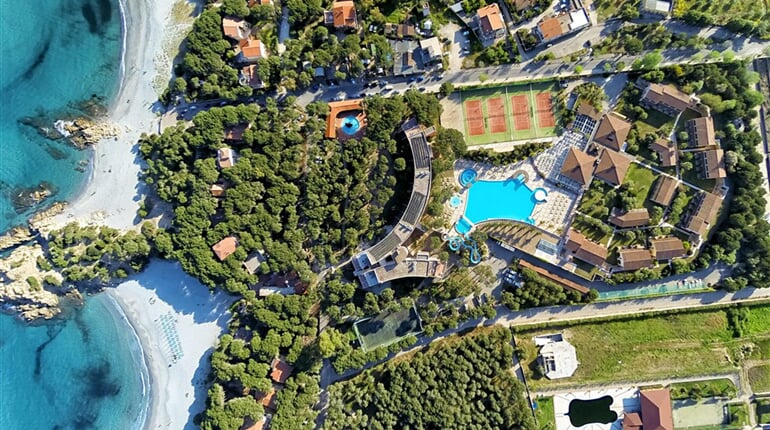 Letecký pohled na resort, Cala Liberotto, Orosei, Sardinie