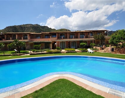 Pohled od bazénu, Villasimius, Sardinie