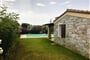 Pohled na jednu z vil a na bazén, Castiadas, Sardinie