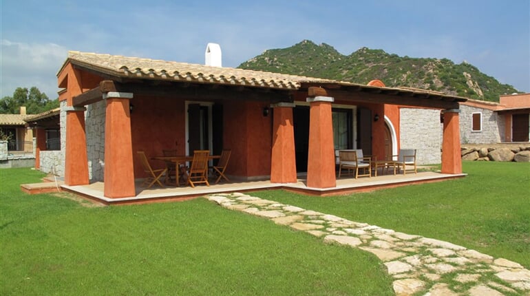 Pohled na jednu z vil, Castiadas, Sardinie