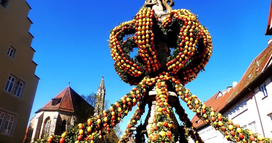 Německo - Rothenburg, velikonoční výzdoba Marktbrunnen