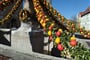 Německo - Rothenburg, Marktbrunnen, velikonočních vajíček je tu hodně