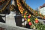 Německo - Rothenburg, Marktbrunnen, velikonočních vajíček je tu hodně