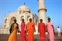 Indky v barevném sárí před Tádž Mahalem